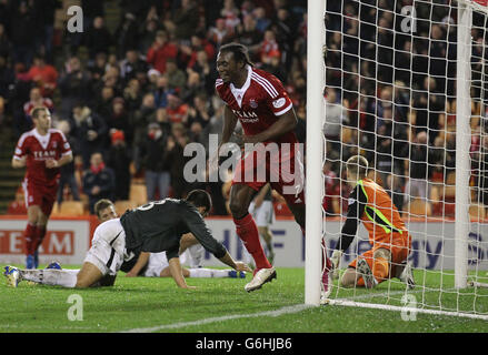 Calvin Zola, d'Aberdeen, célèbre le deuxième but de ses côtés lors du match écossais de Premiership au Pittodrie Stadium, à Aberdeen. Banque D'Images