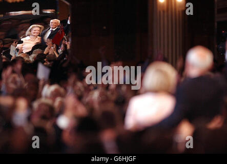 Le chef conservateur Iain Duncan Smith et son épouse Betsy après son discours à la Conférence annuelle des conservateurs tenue à Blackpool. M. Duncan Smith a averti ses détracteurs du parti : « montez à bord ou sortez de notre chemin ». M. Duncan Smith a accusé le Premier ministre de vivre à 'BlairWorld' où le crime était à la baisse, où les impôts étaient bas et où les trains circulaient à temps. Banque D'Images