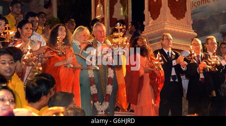 Le prince de Galles et la duchesse de Cornouailles tiennent un candelabra ensemble lors de leur visite à la ville sainte hindoue de Rishikesh, pour assister à l'Aarti au coucher du soleil sur les rives du Gange, Dans le nord de l'Inde, le premier de la visite de onze jours de l'Inde et du Sri Lanka. Banque D'Images