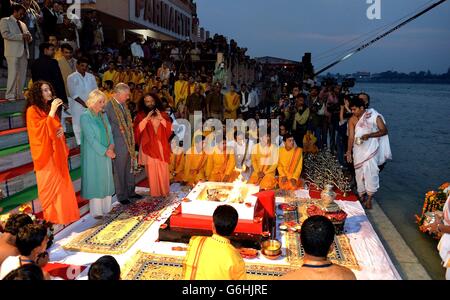 Le prince de Galles et la duchesse de Cornwall étudient un feu lors de leur visite dans la ville sainte hindoue de Rishikesh, pour assister à l'Aarti au coucher du soleil sur les rives du Gange, dans le nord de l'Inde, le premier de la visite de onze jours de l'Inde et du Sri Lanka. Banque D'Images