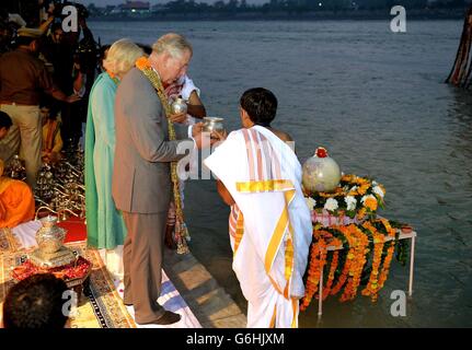 Le prince de Galles et la duchesse de Cornouailles reçoivent de l'eau pour se déverser dans le Gange lors de leur visite à la ville sainte hindoue de Rishikesh, pour assister à l'Aarti au coucher du soleil sur les rives du Gange, Dans le nord de l'Inde, le premier de la visite de onze jours de l'Inde et du Sri Lanka. Banque D'Images