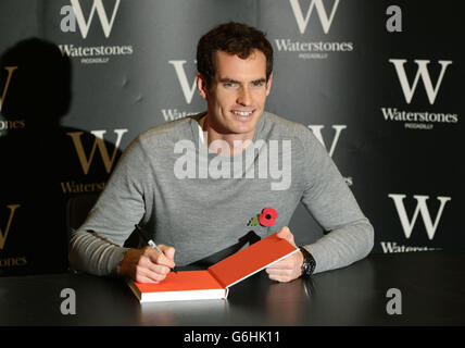 Andy Murray assiste à la signature de son nouveau livre, soixante-dix-sept: My Road to Wimbledon Glory, à Waterstones, Piccadilly, Londres. Banque D'Images