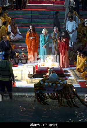 Le prince de Galles et la duchesse de Cornouailles versent de l'eau sur un feu avec le chef spirituel Pujya Swami Chidanand Saraswatiji (à gauche) et Saddvi Bhagawati Saraswati (à droite) lors de leur visite à la ville sainte hindoue de Rishikesh, pour assister à l'Aarti au coucher du soleil sur les rives du Gange, Dans le nord de l'Inde, le premier de la visite de onze jours de l'Inde et du Sri Lanka. Banque D'Images