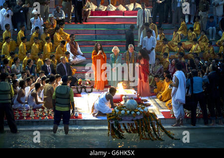 Le prince de Galles et la duchesse de Cornwall versent de l'eau sur un feu ensemble lors de leur visite à la ville sainte hindoue de Rishikesh, pour assister à l'Aarti au coucher du soleil sur les rives du Gange, Dans le nord de l'Inde, le premier de la visite de onze jours de l'Inde et du Sri Lanka. Banque D'Images