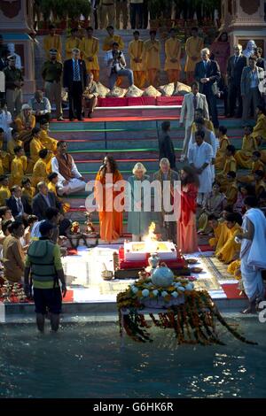 Le prince de Galles et la duchesse de Cornwall versent de l'eau sur un feu ensemble lors de leur visite à la ville sainte hindoue de Rishikesh, pour assister à l'Aarti au coucher du soleil sur les rives du Gange, Dans le nord de l'Inde, le premier de la visite de onze jours de l'Inde et du Sri Lanka. Banque D'Images