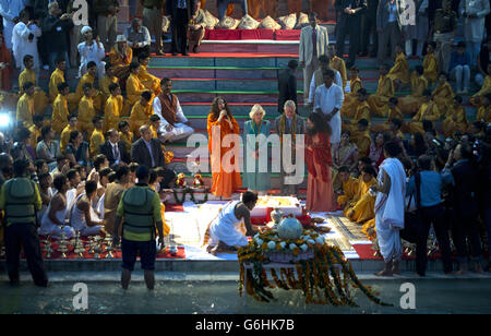 Le prince de Galles et la duchesse de Cornwall versent de l'eau sur un feu ensemble lors de leur visite à la ville sainte hindoue de Rishikesh, pour assister à l'Aarti au coucher du soleil sur les rives du Gange, Dans le nord de l'Inde, le premier de la visite de onze jours de l'Inde et du Sri Lanka. Banque D'Images