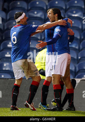 Le joueur de Rangers, Beril Mohsni (à droite), célèbre son but avec son coéquipier Lee McCulloch lors du match Scottish League One au stade Ibrox, à Glasgow. Banque D'Images