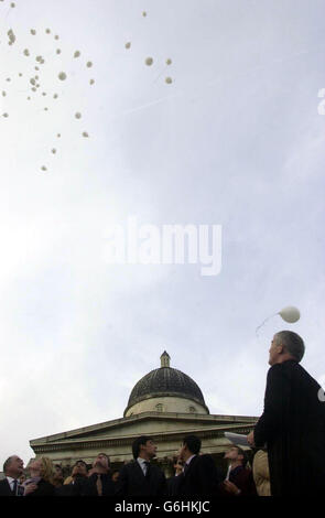 Des membres de certaines familles de victimes britanniques de l'attentat de Bali ont relâché 202 ballons de Trafalgar Square dans le centre de Londres, à la mémoire des 202 personnes tuées dans les explosions de l'île indonésienne il y a un an.Pour marquer l'anniversaire des attentats, le groupe britannique des victimes des attentats de Bali devait plus tard organiser un service commémoratif en mémoire des 26 victimes britanniques. Banque D'Images