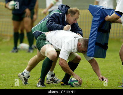 Pas d'utilisation de téléphone mobile, les sites Internet ne peuvent utiliser qu'une image toutes les cinq minutes pendant le match : l'entraîneur Eddie O'Sullivan (à gauche) et Victor Costello pendant la séance de formation de l'Irlande sur le terrain de l'école de grammaire de la côte est près de Gosford, en Nouvelle-Galles du Sud, en Australie. Banque D'Images