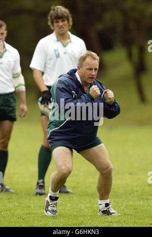 Pas d'utilisation de téléphone mobile, les sites Internet ne peuvent utiliser qu'une image toutes les cinq minutes pendant le match : l'entraîneur irlandais Eddie O'Sullivan pendant la session d'entraînement de l'Irlande sur le terrain de l'école de grammaire de la côte est près de Gosford, en Nouvelle-Galles du Sud, en Australie. Banque D'Images