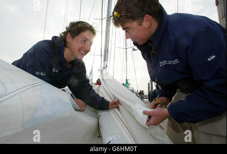 Hannah White, 20 ans, aide son voilier à mettre la touche finale à son petit yacht de 21 pieds lorsqu'elle quitte Lymington dans le Hampshire. Hannah vise à être le plus jeune marin à faire le tour de la Grande-Bretagne et de l'Irlande et prévoit de battre le record actuel de 18 jours de 48 heures dans le skiff qui, il y a seulement un mois, était couché dans un champ du Yorkshire. Banque D'Images