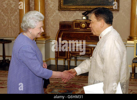 La reine Elizabeth II de Grande-Bretagne tremble la main avec l'ambassadeur des Philippines, M. Edgardo B Espirituu, lors d'une audience privée au Palais de Buckingham, à Londres. Banque D'Images