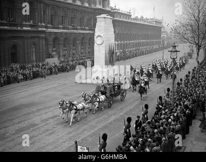 L'autocar de l'État irlandais passe devant le Cenotaph à Whitehall pendant le trajet royal jusqu'à Westminster où la Reine, accompagnée du duc d'Édimbourg, a ouvert le Parlement pour la première fois de son règne. En compagnie du duc dans l'autocar de l'État irlandais, la Reine a conduit en procession du Palais de Buckingham à la Chambre des Lords, revenant en procession après avoir prononcé le discours traditionnel du Trône. Banque D'Images