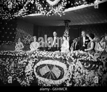 Le président Charles de Gaulle se tenant à côté de la Reine dans l'Opéra Royal décoré de la carnation, Covent Garden, Londres. Avec la Reine à ses côtés, le Président Charles de Gaulle de France salue les applaudissements de l'audience à la prestation de gala du ballet qui lui a été donné et de Madame de Gaulle - vu parler au Duc d'Édimbourg (à droite). La princesse Margaret (à l'extrême gauche) et la reine Elizabeth, la reine mère, sont également dans la boîte royale. À gauche du duc d'Édimbourg se trouve M. Antony Armstrong-Jones, fiancé de la princesse Margaret. L'extrême droite est la duchesse de Kent. Banque D'Images