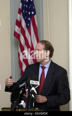 Robert Hass, envoyé AMÉRICAIN pour l'Irlande du Nord, s'exprimant dans les nouveaux bâtiments du consulat américain à Belfast, au sujet des pourparlers d'hier à Downing Street, Londres, avec le Premier ministre britannique, Tony Blair, sur la réactivation de l'Assemblée de l'Irlande du Nord. Banque D'Images