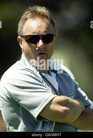 L'entraîneur Eddie O'Sullivan pendant la session d'entraînement de l'Irlande sur le terrain de l'école Grammar de la côte est près de Gosford, Nouvelle-Galles du Sud, Australie.PAS D'UTILISATION DE TÉLÉPHONE MOBILE.LES SITES INTERNET NE PEUVENT UTILISER QU'UNE SEULE IMAGE TOUTES LES CINQ MINUTES PENDANT LE MATCH. Banque D'Images