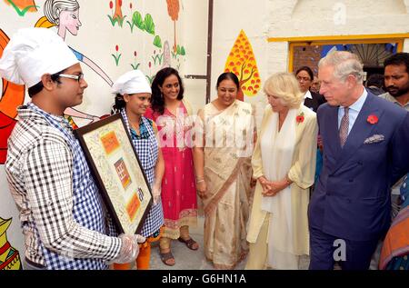 Le prince de Galles et la duchesse de Cornouailles voient une carte d'anniversaire faite pour son 65e anniversaire la semaine prochaine, à l'école Katha à Delhi, la capitale de l'Inde, le troisième jour de leur tour de onze jours en Inde et au Sri Lanka. Banque D'Images