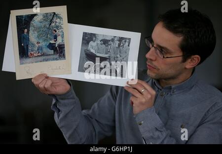 Paul Fairweather, le commissaire-commissaire aux enchères, détient des cartes de Noël de 1957 et 1965 montrant la reine Elizabeth II et le duc d'Édimbourg aux côtés de leurs enfants, aux enchères Omega à Stockport. Banque D'Images