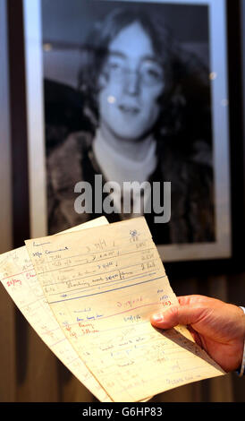 Une paire de feuilles de détention qui révèlent les méfaits d'un John Lennon, âgé de 15 ans, lorsqu'il a fréquenté l'école de banque Quarry, Qui doivent être mis aux enchères par des enchères en ligne sur TracksAuction.com le 22 novembre, se terminant par une vente en ligne en direct à partir de 17 h (GMT) le 1er décembre et dont le taux de récupération est estimé entre 2,000 et 3,000 livres. Banque D'Images