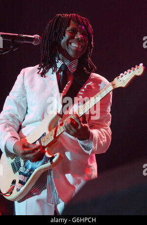 Nile Rodgers of chic se présentant en direct sur scène dans le cadre de la « meilleure discothèque de Town Live 2003 », concert de nostalgie à la Wembley Arena de Londres. Banque D'Images