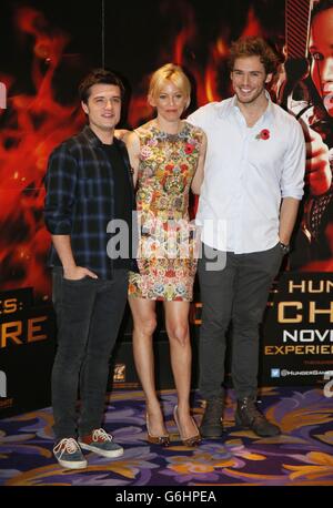 (De gauche à droite) Josh Hutcherson, Elizabeth Banks et Sam Claflin lors d'un appel photo à l'hôtel Corinthia à Londres, en prévision de la première des Jeux de la faim : prendre le feu ce soir. Banque D'Images