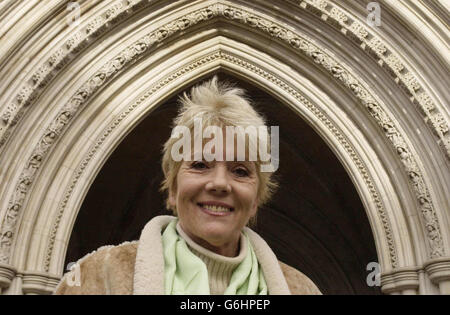 L'actrice Dame Diana Rigg se tient devant la High court dans le centre de Londres, où elle a accepté 30,000 dommages de diffamation sur des articles de journaux qu'elle a décrits comme une femme aigris qui a tenu les hommes britanniques en mauvaise estime. Dame Diana, 65 ans, était à la haute Cour de Londres pour entendre le règlement de son action en diffamation contre Associated Newspapers.son avocat, Tom Amlot, a déclaré à M. le juge Gray que des articles lui étaient parus en septembre 2002, dans le Daily Mail, Et le mois suivant, dans le Daily Mail et le Evening Standard. DIANA RIGG DIANA RIGG Banque D'Images