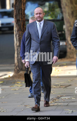 Scot Young arrive à la haute Cour pour l'affaire intentée contre lui par sa femme, Michelle Young. M. Young, 51 ans, et son épouse Michelle, 49 ans, se battent pour de l'argent lors d'un procès à la Division de la famille de la haute Cour à Londres. Banque D'Images