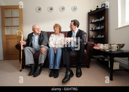 Le chancelier George Osborne (à droite) rencontre le mineur à la retraite John Carlin (à gauche) et la veuve d'un mineur Margaret Clarke (au centre) pour discuter de l'allocation pour le carburant des mineurs à Hucknall, dans le Notinghamshire. Banque D'Images