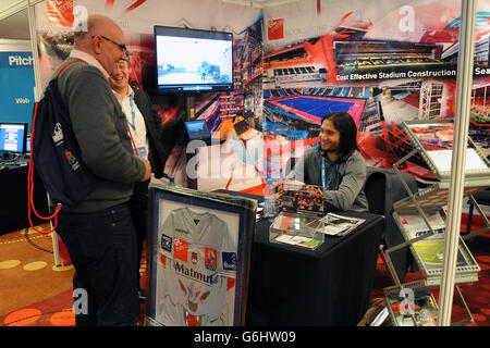 Les délégués visitent le stand GL Events le jour 2 de Rugby Expo 2013 à Twickenham. Banque D'Images