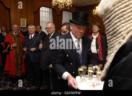 Le ministre allemand de l'intérieur Otto Schilly reçoit un toast après avoir reçu la liberté de la ville de Londres, au Guildhall. Herr Schilly a été nommé par l'ancien maire de Londres, Alderman Sir Clive Martin (à l'extrême gauche, manteau rouge), pour son travail dans les relations anglo-allemandes. Banque D'Images