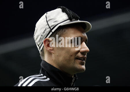 Rugby Union - QBE International - Angleterre / Nouvelle-Zélande - Twickenham.DaN carter, de la Nouvelle-Zélande, dans sa 100e casquette après le QBE International au stade de Twickenham, Londres. Banque D'Images