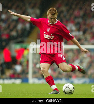 John Arne Riise de Liverpool en action contre Leeds United lors du clash de Barclaycard Premiership à Anfield, Liverpool. Banque D'Images