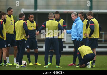 Football - International friendly - Angleterre v Allemagne - session d'entraînement en Angleterre - Londres Colney.Roy Hodgson, directeur de l'Angleterre, parle à ses joueurs pendant l'entraînement Banque D'Images