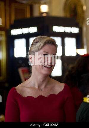 La comtesse de Wessex accueille une réception au Palais de Buckingham pour souligner le 50ème anniversaire du Docteur Who. Quatre fois au total, les lords - Matt Smith, Tom Baker, Peter Davison et John Hurt - étaient présents à l'événement. Des accessoires du spectacle, y compris deux versions du Tardis, une paire de Daleks et K-9 le chien robot, ont été mis en place dans la salle Bow du palais. Banque D'Images