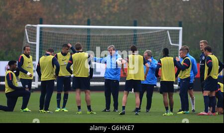 Roy Hodgson, directeur de l'Angleterre, parle de sa ligne de départ pour le match contre l'Allemagne lors de la session d'entraînement à London Colney, Hertfordshire. Banque D'Images