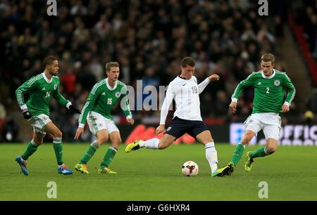 Football - International friendly - Angleterre / Allemagne - Wembley Stadium.Ross Barkley (au centre) en action avec Sidney Sam (à gauche), Lars Bender et Sven Bender (à droite) en Allemagne Banque D'Images