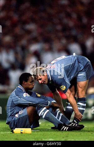 Football, demi-finale Euro 96. Angleterre contre Allemagne, Wembley. Paul Ince et Stuart Pearce, Angleterre Banque D'Images