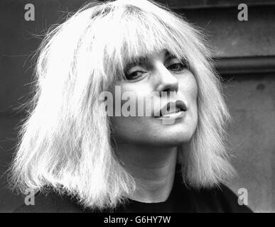 La star du chant américain du groupe pop de l'État Blondie, Debbie Harry, lors de sa récente visite en Grande-Bretagne. Banque D'Images