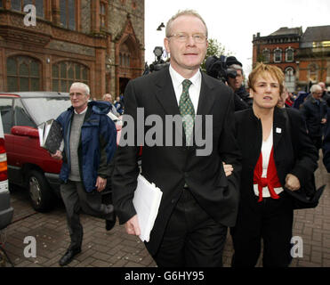 Le centre Martin McGuinness de Sinn Fein avec son épouse Bernie qui part du Guildhall de Londonderry après avoir témoigné à l'enquête Saville, dans le tribunal du dimanche sanglant.M. McGuinness, qui a admis être deuxième à la tête de l'IRA le dimanche sanglant, a déclaré qu'il était à l'enquête Saville pour dire la vérité sur le dimanche sanglant. Banque D'Images