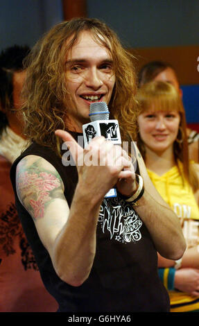 Le chanteur Justin Hawkins des Ténèbres lors de leur apparition sur le site TRL UK de MTV au studio MTV d'Édimbourg. Le groupe apparaît sur le spectacle devant les MTV Europe Music Awards le jeudi 6 novembre 2003. Banque D'Images