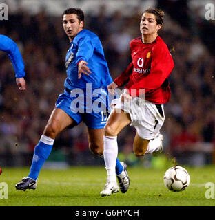 Cristiano Ronaldo de Manchester United (à droite) coupe le Zurab Khizanishvili des Rangers lors du match du groupe E de la Ligue des champions de l'UEFA à Old Trafford, Manchester. Banque D'Images