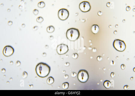 Un panneau routier vu par des gouttes de pluie sur une fenêtre de voiture après de fortes averses à Merthyr Tydfil, pays de Galles. Banque D'Images