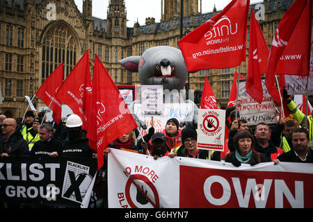 Dirigeants syndicaux et travailleurs en action contre la liste noire des travailleurs de la construction, au College Green, dans le centre de Londres. La TUC tient aujourd'hui une journée nationale d'action contre l'inscription sur liste noire, avec des manifestations dans tout le pays, ainsi que le lobby du Parlement. Banque D'Images