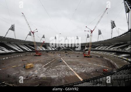 Des grues de levage lourdes sont au repos au stade Queen Elizabeth Olympic Park, à Stratford est de Londres, après que les conditions météorologiques ont retardé le retrait des premiers panneaux de projecteurs,Alors que le travail commence au transformer en un lieu polyvalent tout au long de l'année et la résidence permanente du West Ham United football Club et du nouveau stade de compétition national pour UK Athletics. Banque D'Images