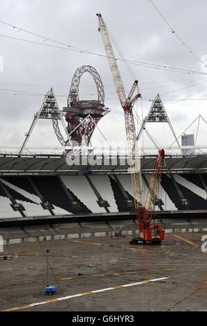 Une grue de levage lourde est inactive au stade Queen Elizabeth Olympic Park, à Stratford est de Londres, après que les conditions météorologiques ont retardé le retrait des premiers panneaux de projecteurs, Alors que le travail commence à le transformer en un lieu polyvalent tout au long de l'année et la résidence permanente du West Ham United football Club et du nouveau stade de compétition national pour UK Athletics. Banque D'Images