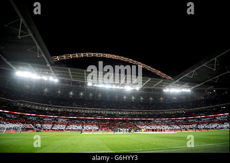 Les fans d'Angleterre tiennent des coloreds pour créer l'image d'un drapeau géant de St George dans les tribunes avant le match contre l'Allemagne Banque D'Images