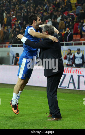 Football - qualification à la coupe du monde de la FIFA - jouer - deuxième jambe - Roumanie / Grèce - National Arena.Le Giorgos Karagounis (à gauche) et l'entraîneur Fernando Santos fêtent au coup de sifflet final Banque D'Images