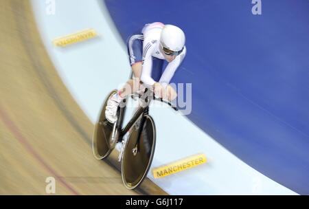 Andrew Tennant en Grande-Bretagne pendant la poursuite individuelle des hommes, pendant le deuxième jour de la coupe du monde de cyclisme sur piste UCI 2013 au National Cycling Center, Manchester. Banque D'Images