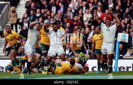 En Angleterre, Dan Cole, Billy Vunipola et Mako Vunipola mènent les célébrations tandis que Chris Robshaw marque leur premier trylors de la QBE International à Twickenham, Londres. Banque D'Images