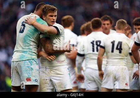 Owen Farrell, d'Angleterre, célèbre au coup de sifflet final avec Courtney Lawes après le QBE International à Twickenham, Londres. Banque D'Images